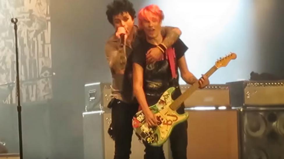 Green Day invita a tocar a un Fan al Escenario