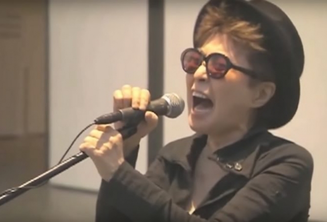 Yoko Ono canta con Cannibal Corpse