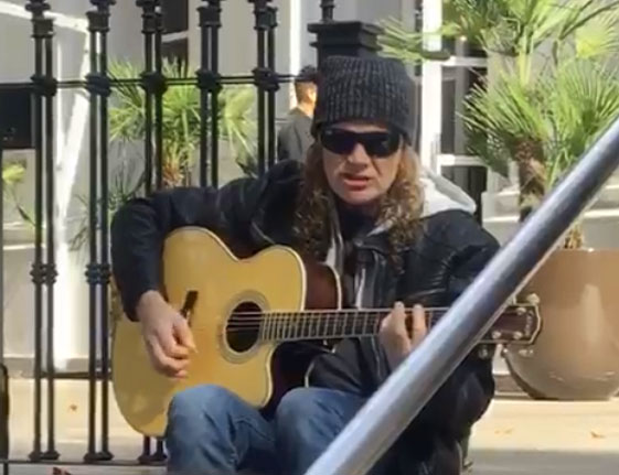 Aquí puedes ver a Dave Mustaine de Megadeth tocar frente a un hotel en Argentina