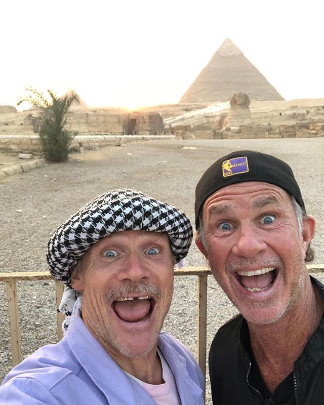 Red Hot Chili Peppers realiza concierto en las Pirámides de Giza